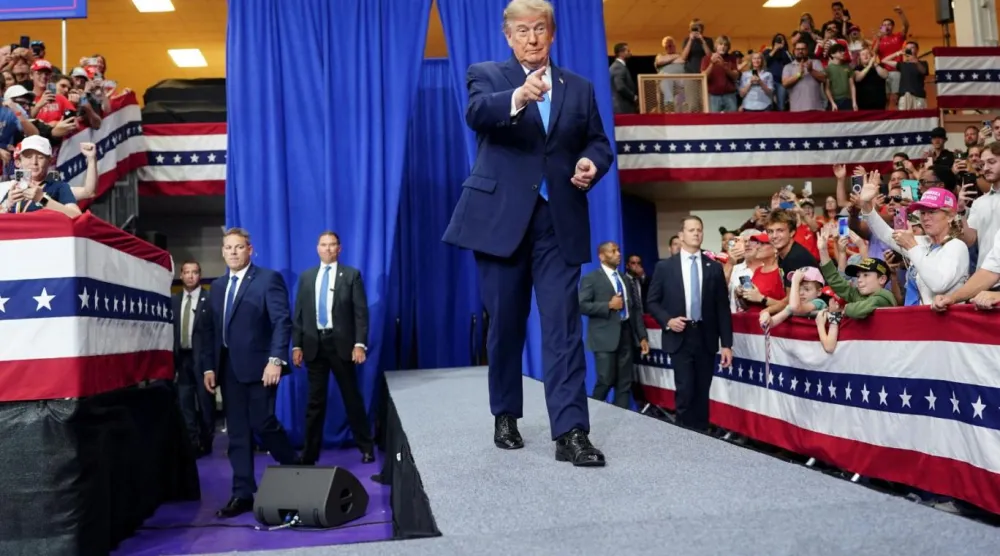 ABD Başkanı Donald Trump, 3 Ekim 2026'da ABD'nin Ohio eyaletine bağlı Vandalia'daki Butler Lisesi'nde düzenlenen mitingde yürürken el hareketleri yapıyor. Trump, destekçilerine kendi bölgelerinde veri merkezi inşasına karşı çıkmamaları gerektiğini söyledi (Reuters)