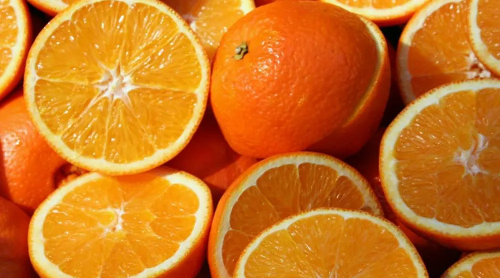 Küçük bir portakal (120 g) yaklaşık 62 mg C vitamini içeriyor (Unsplash)