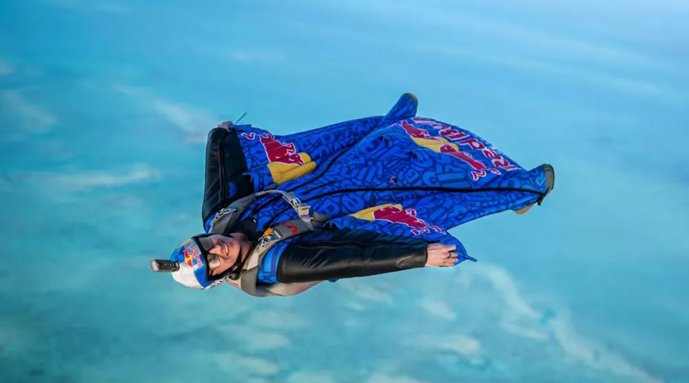 Wingsuit uçuşunda sporcular, yarışmanın hız kategorisinde saatte 200 kilometreyi aşabilen yatay hızlara ulaşabiliyor. Özel rekor denemelerindeyse bu değer çok daha yukarı çıkabiliyor (Red Bull)