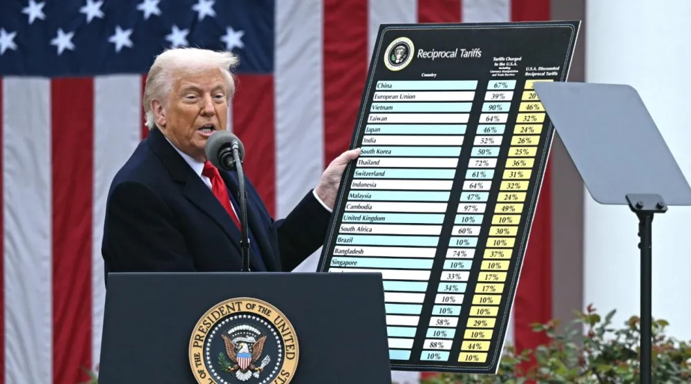 Amerikalılar Trump yönetiminin yürüttüğü ticaret savaşından memnun değil. AP-NORC Kamu İşleri Araştırma Merkezi'nin bu ayki anketi, ABD'deki yetişkinlerin yaklaşık yüzde 64'ünün başkanın gümrük vergileri konusunda aşırıya kaçtığını düşündüğünü ortaya koydu (AFP)