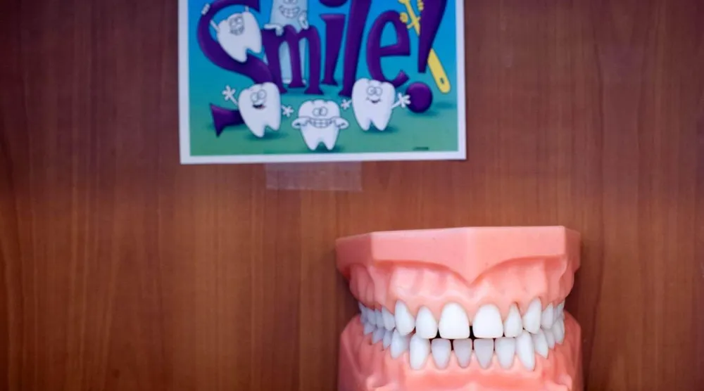 Denver'daki Inner City Sağlık Merkezi’nde, hastaların muayenesi sırasında diş hekimliği personelinin kullandığı plastik diş modeli (AFP)
