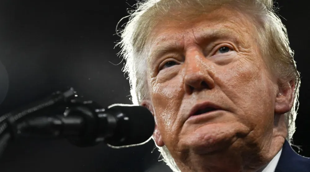 ABD Başkanı Donald Trump, kasımdaki ara seçimler öncesinde onay oranının düştüğünü gösteren anketleri "yalan" diye niteledi ve destek oranının yüzde 60'a daha yakın olduğunu iddia etti (AFP)