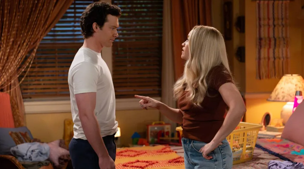 Emily Osment ve Montana Jordan'ın canlandırdığı karakterler ilk kez 5. sezonda öpüşmüştü (CBS)