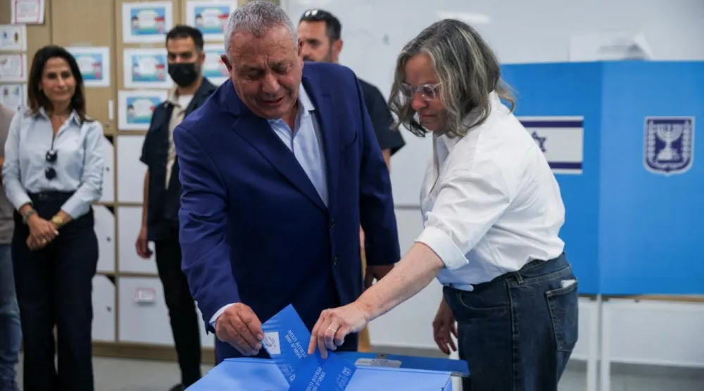 Yashar Partisi lideri Gadi Eisenkot, 27 Ekim'de Herzliya'daki bir oy verme merkezinde eşi Hannah'yla birlikte oy kullandı (Reuters)