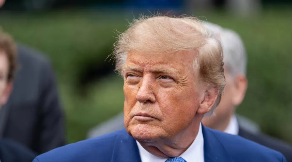 الرئيس الأميركي دونالد ترمب يتحدث للصحافيين بعد لقاء مع مسؤولين تنفيذيين في قطاع التكنولوجيا يوم 29 سبتمبر (د.ب.أ)