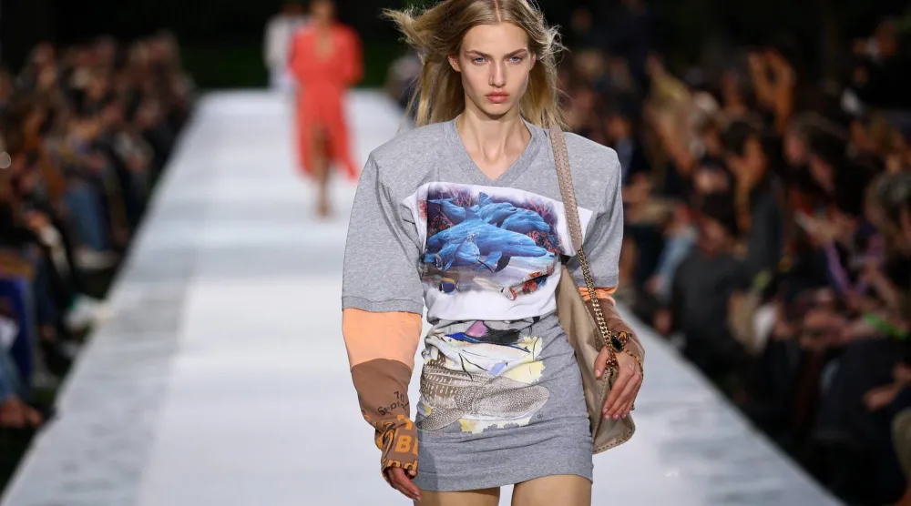  A model presents a creation by designer Stella McCartney as part of her Spring/Summer 2027 Women's ready-to-wear collection show during Paris Fashion Week in Paris, France, September 30, 2026. (Reuters)
