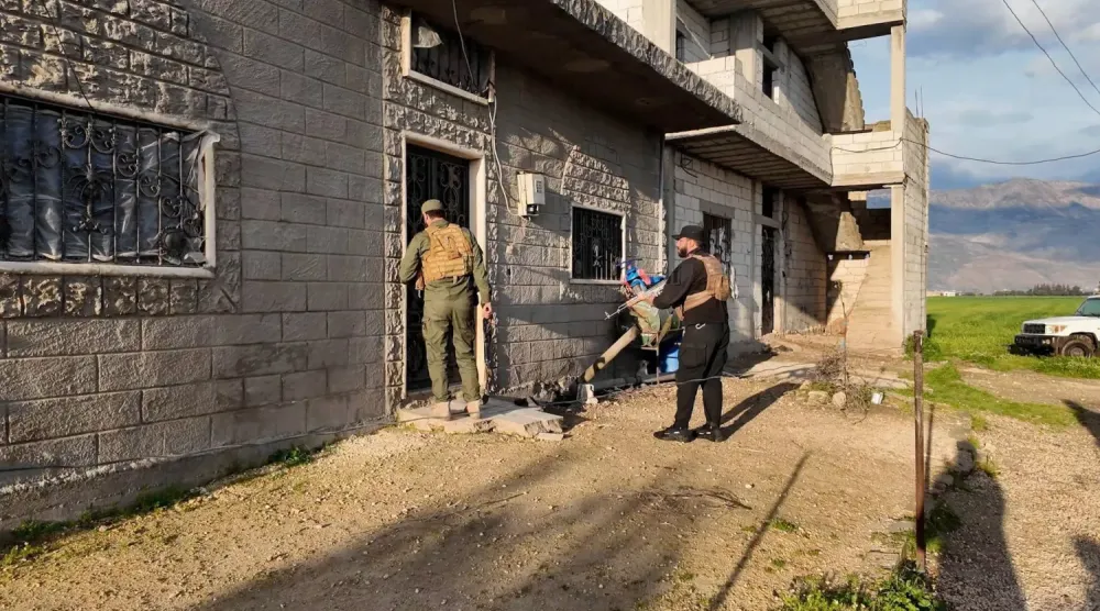 Suriye güvenlik güçleri, Suriye'de 5 Hizbullah mensubunun toplantı yaptığı binanın önünde (Suriye İçişleri Bakanlığı)