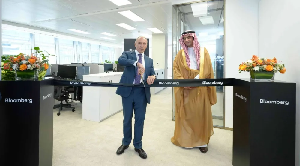 مراسم افتتاح مكتب الرياض بحضور مازن السديري رئيس هيئة السوق المالية وجان بول زاميت رئيس «بلومبرغ» (الشرق الأوسط)