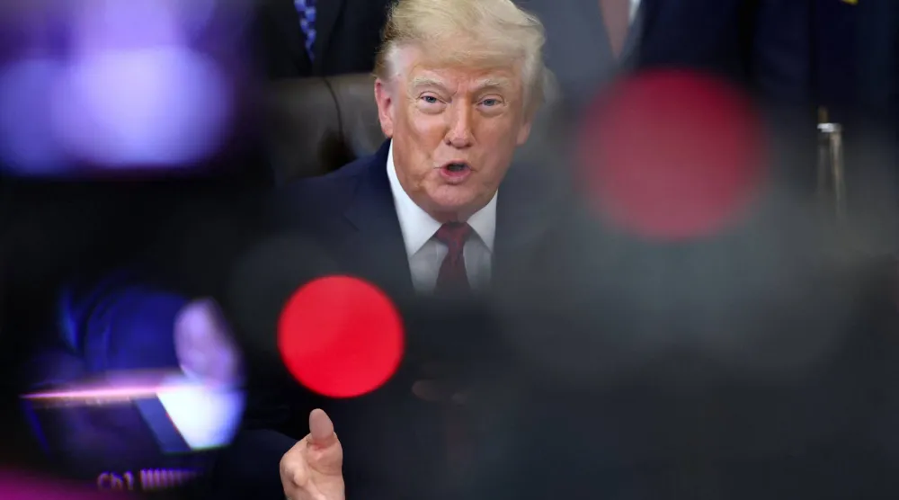 الرئيس الأميركي دونالد ترمب يتحدث في المكتب البيضاوي بالبيت الأبيض في واشنطن، الأربعاء (رويترز)