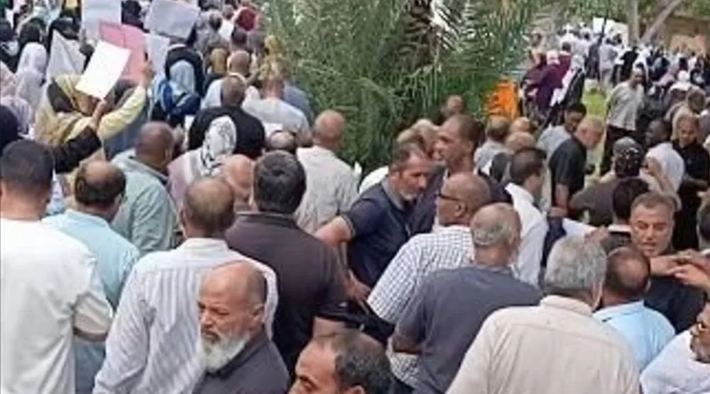 جانب من احتجاج المعلمين أمام مقر حكومة «الوحدة» في طرابلس يوم الخميس (حراك المعلمين)