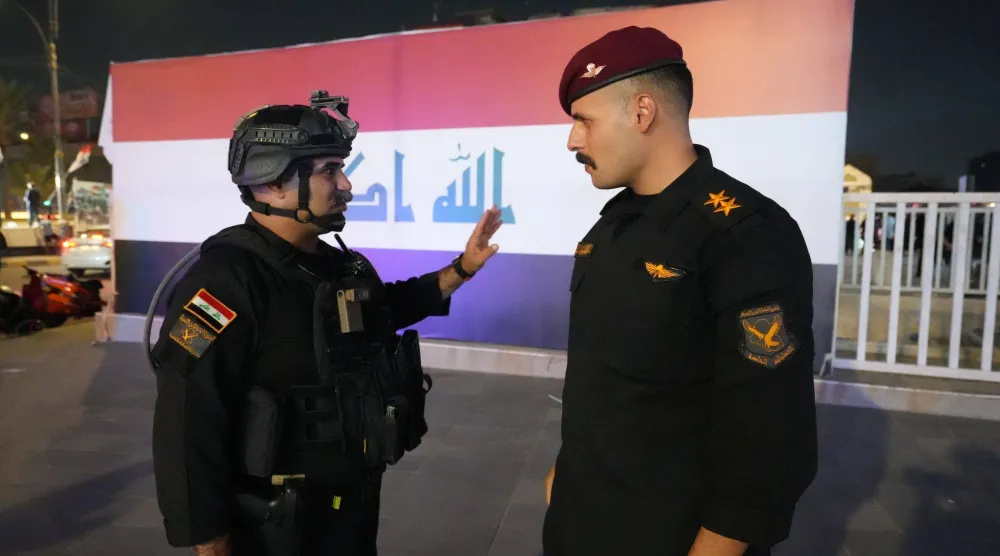 عناصر من الأمن العراقي في ساحة التحرير ببغداد خلال احتفالات «يوم السيادة» عقب اكتمال انسحاب القوات الأميركية (د.ب.أ)