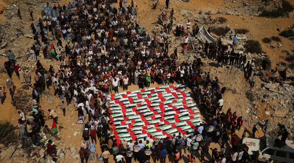 مشيعون يتجمعون الخميس حول جثامين فلسطينيين قُتلوا في غارات إسرائيلية على غزة قبل سنوات بعد انتشالها من تحت الأنقاض (أ.ب)