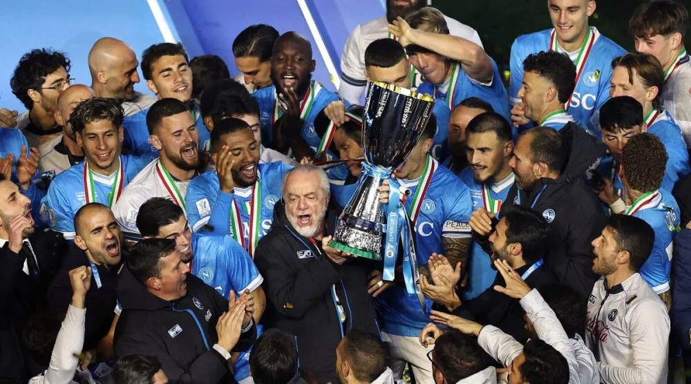 فريق نابولي يحتفل بلقب كأس السوبر الإيطالية (رويترز)