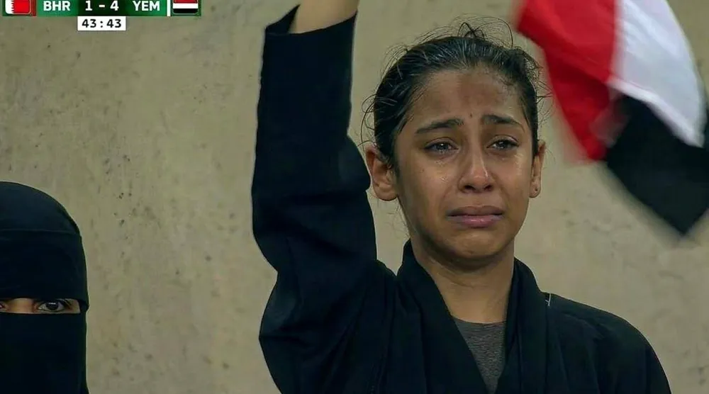 مشجعة يمنية تذرف الدموع فرحةً بتقدم منتخبها على البحرين (القنوات الرياضية السعودية)
