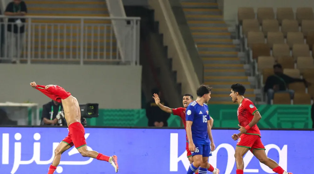 وسط صدمة لاعب الكويت كان العمانيون يحتفلون بتأهلهم اللافت (عدنان مهدلي)