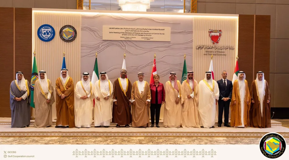 صورة جماعية لوزراء المالية ومحافظي البنوك المركزية بدول مجلس التعاون خلال اجتماعهم في المنامة (إكس)