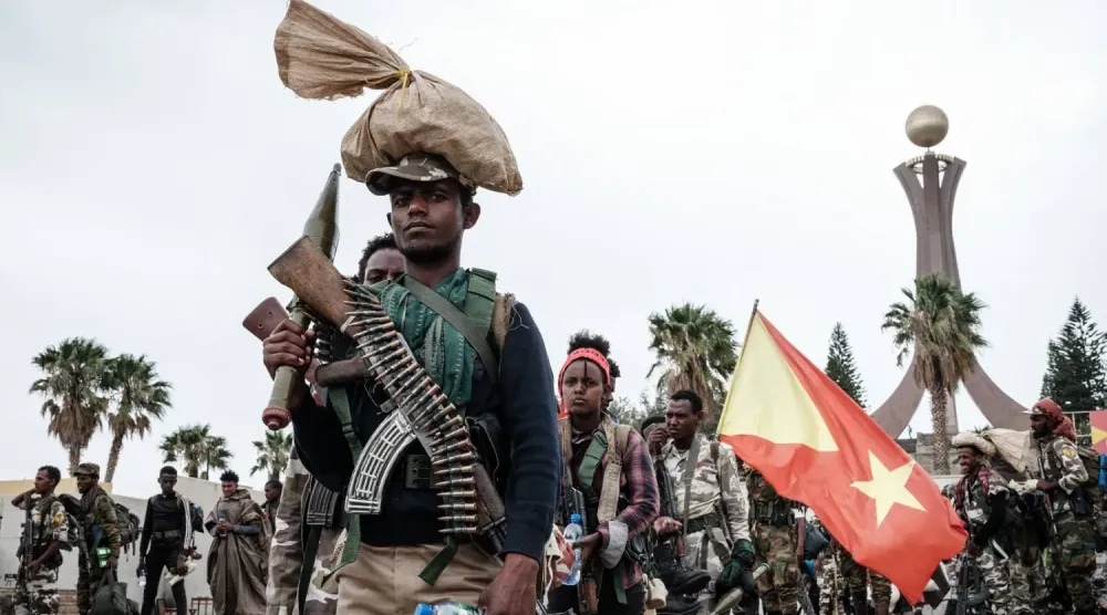 Etiyopya’nın Tigray bölgesinin başkenti Mekele’deki bir anıt merkezinde silahlı “Tigray Halk Kurtuluş Cephesi”ne mensupları, (Arşiv-AFP)