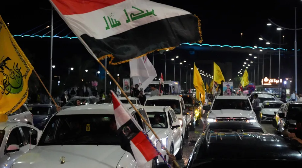 أنصار فصيل مسلح يحتفلون بانسحاب «التحالف الدولي» بقيادة الولايات المتحدة من العراق في 30 سبتمبر 2026 (رويترز)