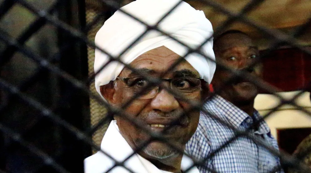 الرئيس السوداني السابق عمر حسن البشير داخل قفص في محكمة بالخرطوم خلال محاكمته بتهم فساد يوم 31 أغسطس 2019 (رويترز)
