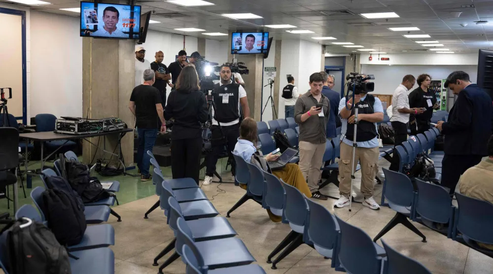 صحافيون في استوديوهات «تي في غلوبو» (TV Globo) عقب إلغاء المناظرة الرئاسية بريو دي جانيرو بالبرازيل - 1 أكتوبر 2026 (أ.ف.ب)