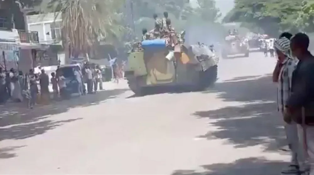 مسلحون يستقلون مركبات مدرعة يسيرون في مدينة ألاماتا بإثيوبيا (رويترز)