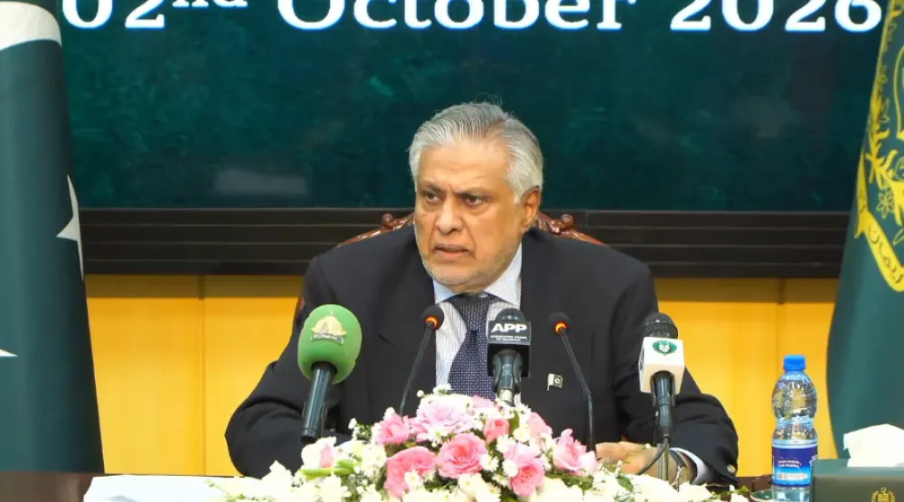 الوزير محمد إسحاق دار يتحدث خلال مؤتمر صحافي الجمعة (الخارجية الباكستانية)