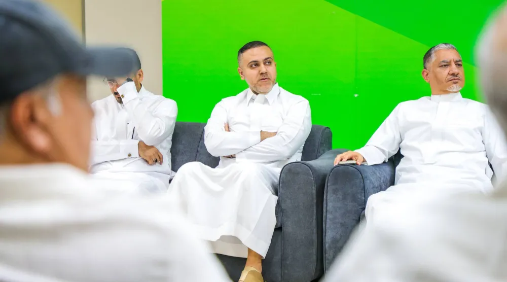 محمد الكحل خلال حفل الوداع الذي أعد له في نادي الخليج (النادي)