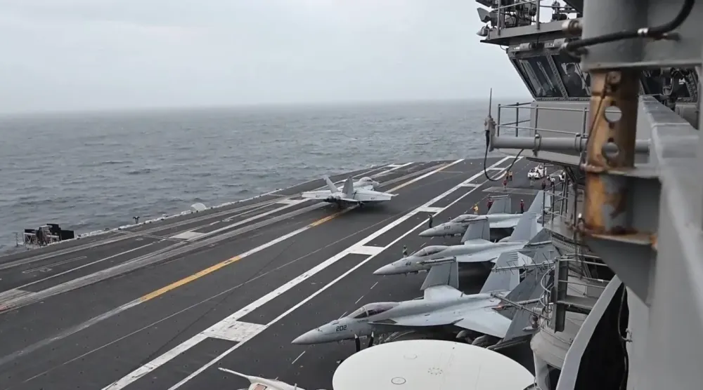 USS George Washington uçak gemisi, Ortadoğu'daki karasularında seyir halindeyken hava operasyonları gerçekleştiriyor (CENTCOM)