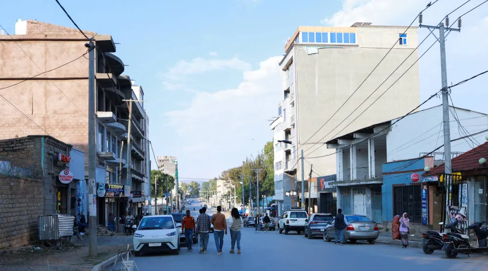 مشاة في شوارع ميكيلي عاصمة حكومة إقليم تيغراي في إثيوبيا (رويترز)