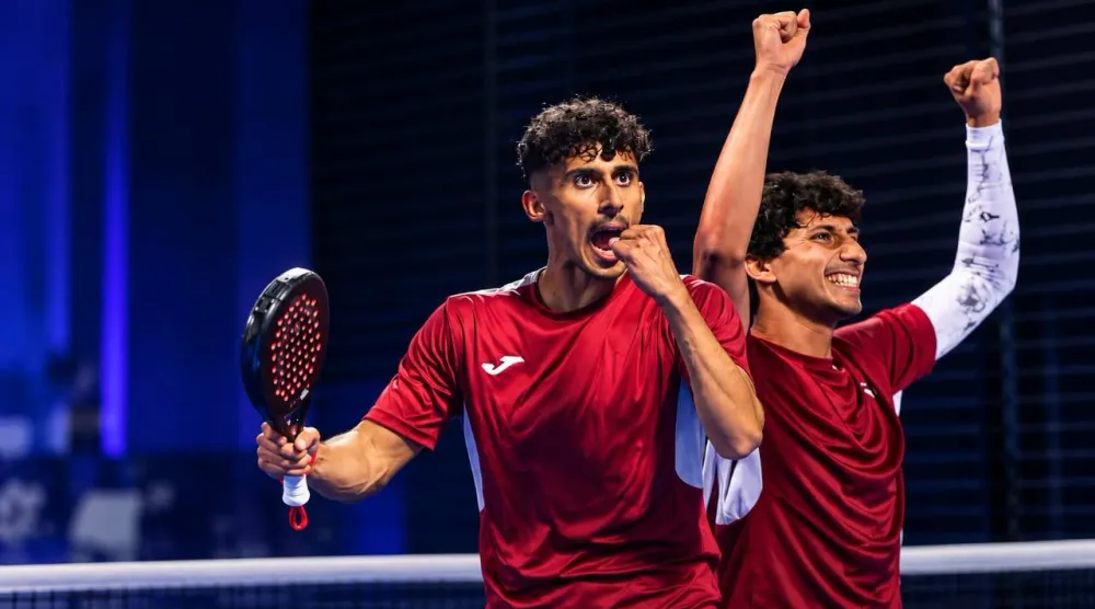 الشقيقان الشابان مشاري وراشد نواف يحتفلان بذهبية البادل بـ«الآسياد» (الاتحاد القطري للبادل)
