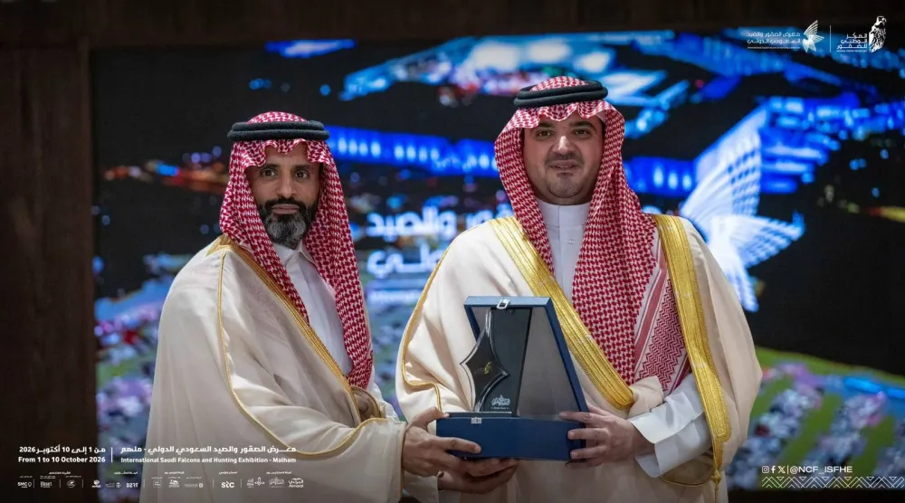 الأمير عبد العزيز بن سعود يكرّم «stc» ويتسلم التكريم نائب الرئيس لقطاع العلاقات المؤسساتية المهندس محمد أبا الخيل (الشرق الأوسط)