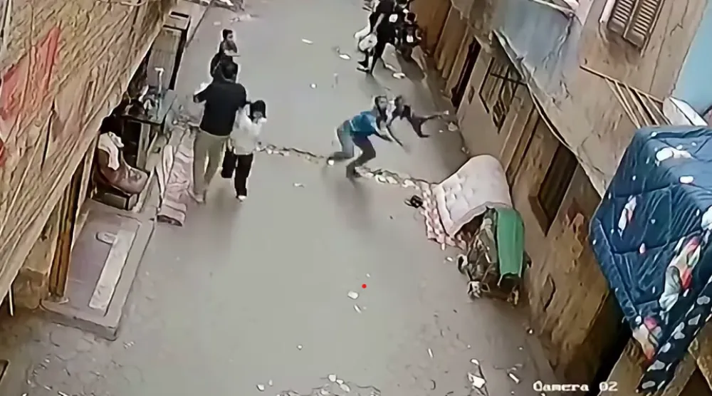 المشهد المفاجئ لإنقاذ طفل في مصر (فيسبوك)