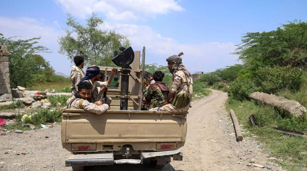 جانب من انتشار القوات الحكومية اليمنية في تعز أمس (أ.ف.ب)