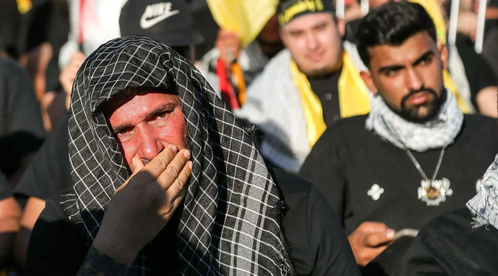 مناصرون لـ«حزب الله» يشاركون في الذكرى السنوية الثانية لاغتيال أمينيه العامين السابقين حسن نصر الله وهاشم صفي الدين (د.ب.أ)