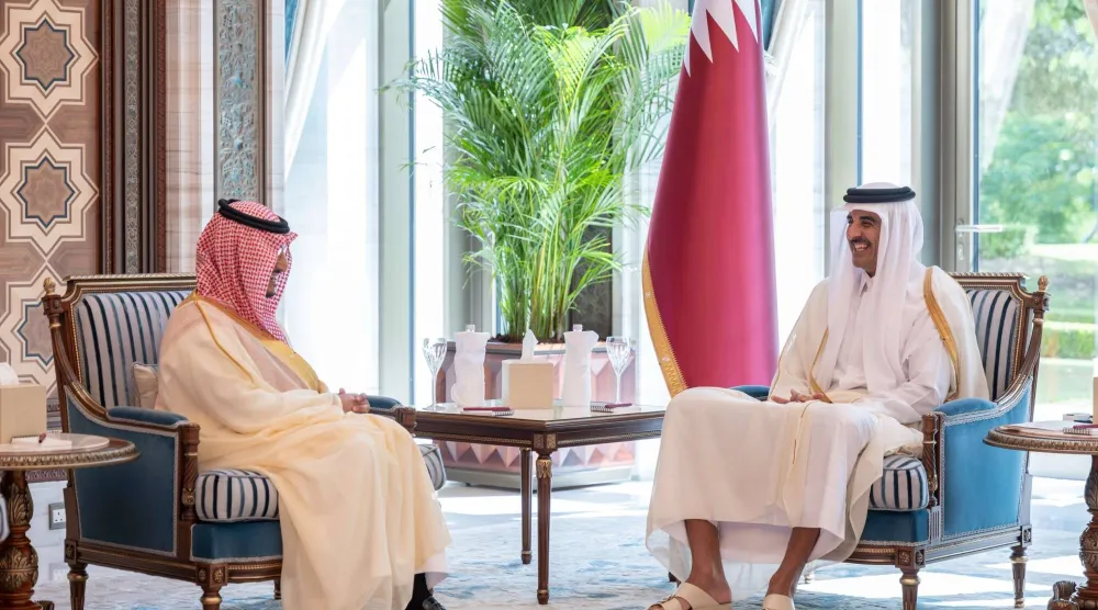 أمير قطر الشيخ تميم بن حمد آل ثاني لدى استقباله السفير السعودي في الدوحة (قنا)