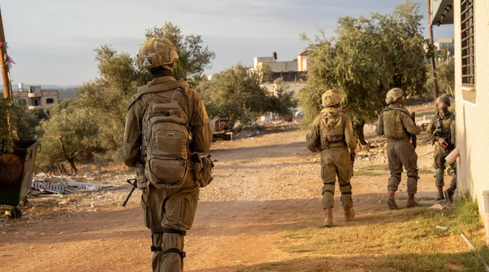 جنود إسرائيليون في مهمة عملياتية في قرية لبنانية بالجنوب (الجيش الإسرائيلي)