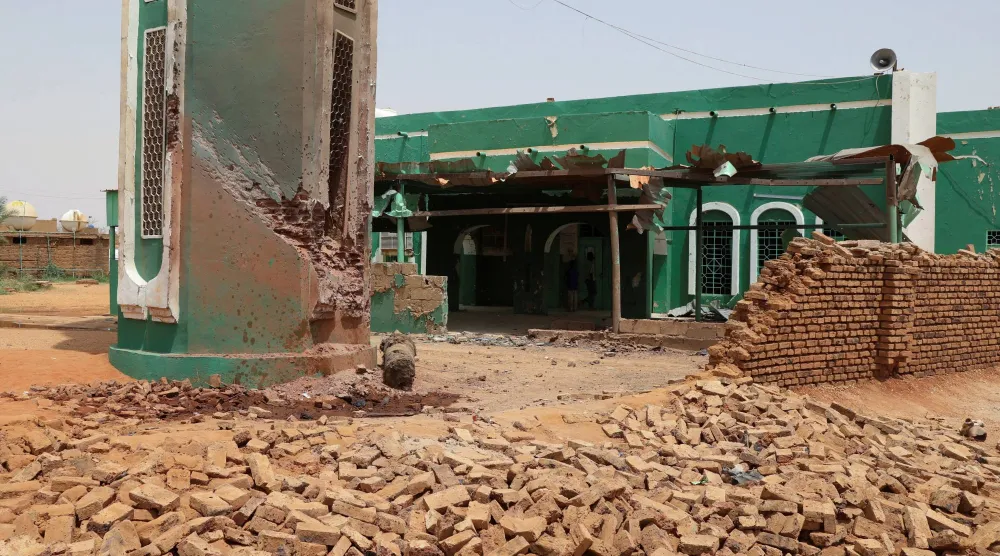 سور منهار حول مسجد بعد هجوم بمُسيَّرة في مدينة بحري بالسودان يوم 12 أغسطس الماضي (رويترز)