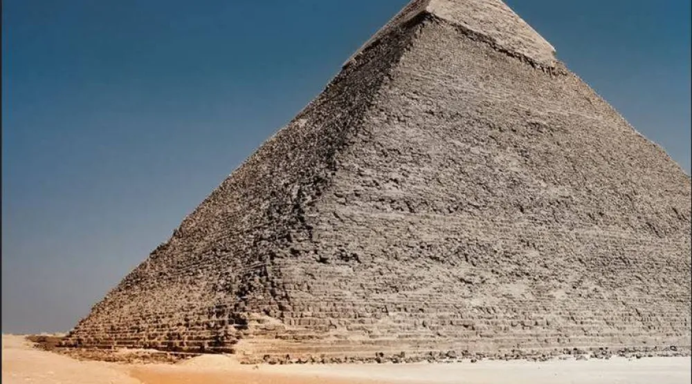 «الأبد هو الآن» معرض يقام أمام الأهرامات (من الملصق الترويجي للمعرض)