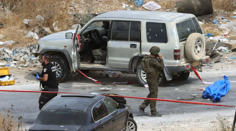 جثمان فلسطيني داخل كيس أزرق عقب مقتله برصاص الجيش الإسرائيلي في الضفة الغربية (أ.ف.ب)