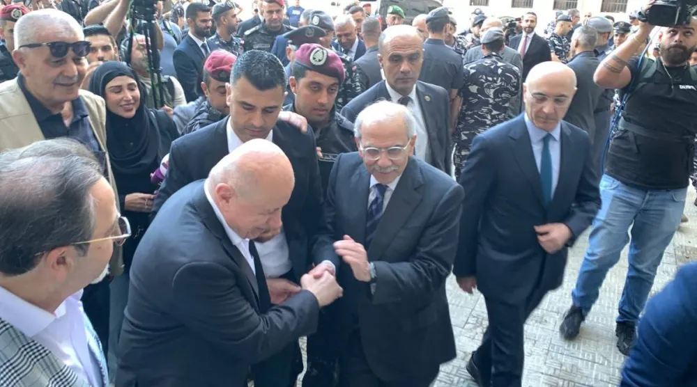 رئيس الحكومة اللبنانية نواف سلام متفقداً سرية درك النبطية يوم الجمعة الماضي (الوكالة الوطنية للإعلام)
