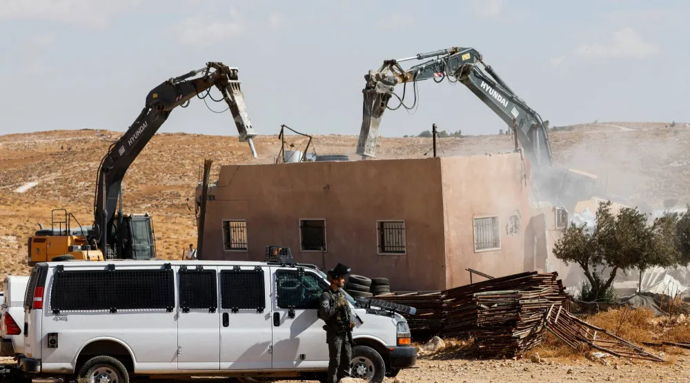 قوات إسرائيلية أثناء هدم مبنى فلسطيني قرب الخليل في الضفة الغربية يوم 5 أكتوبر 2026 (رويترز)