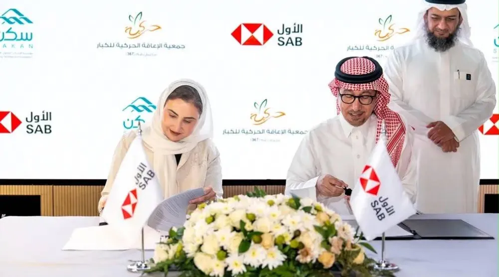 فاتن أبا الخيل الرئيس التنفيذي للحوكمة وشؤون الشركة في «الأول» وعسكر الحارثي نائب رئيس مجلس إدارة جمعية الإعاقة الحركية خلال توقيع الاتفاقية (الشرق الأوسط)