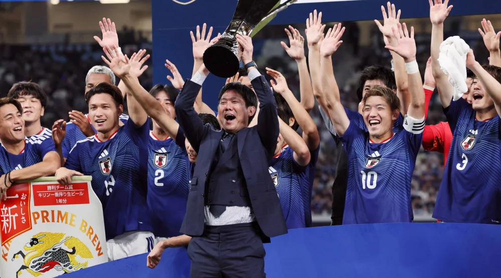 منتخب اليابان يحتفل بلقب بطولة كأس كيرين الودية (إ.ب.أ)