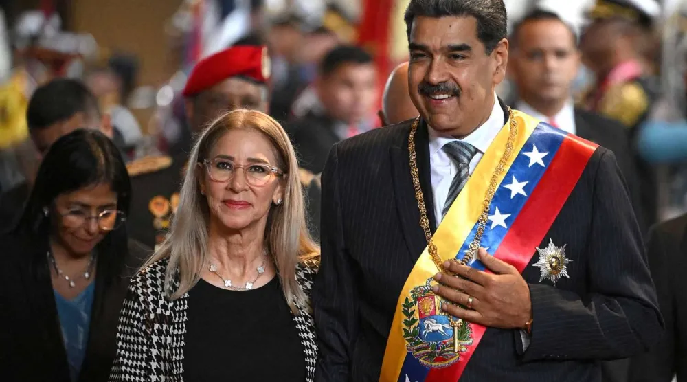 الرئيس الفنزويلي نيكولاس مادورو برفقة زوجته سيليا فلوريس يصل لإلقاء خطابه السنوي أمام البرلمان في العاصمة الفنزويلية كاراكاس يوم 15 يناير 2025 (أ.ف.ب)