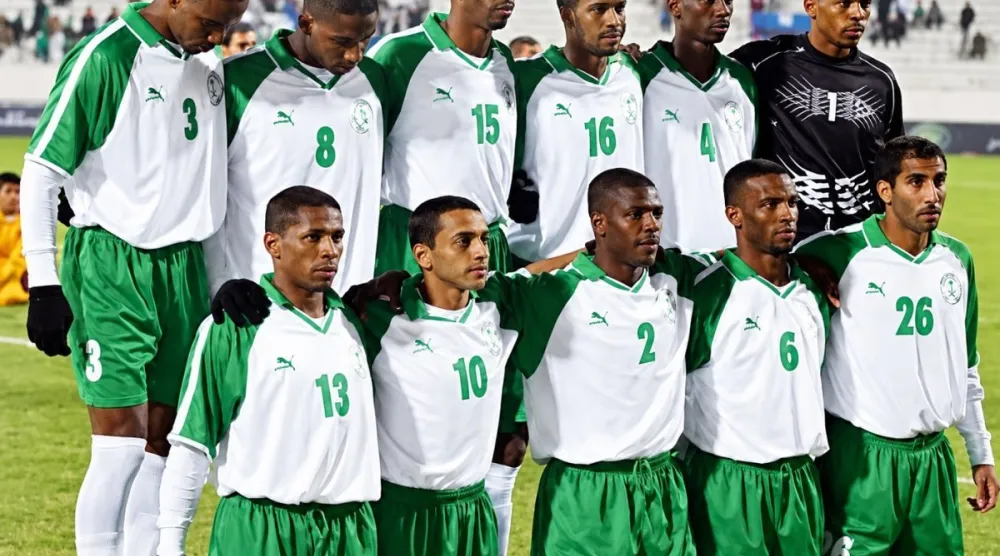حمل نجوم «الأخضر» الكأس الخليجية الثالثة في تاريخ السعودية عام 2003 (الاتحاد السعودي)
