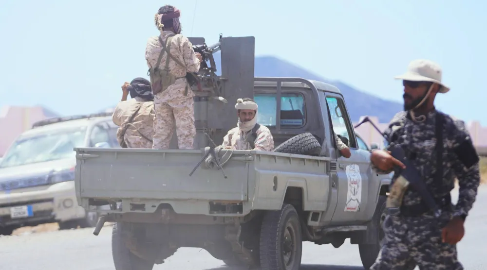 «قوات الشرعية» اليمنية خلال تقدمها أمس على الطريق بين عدن والمخا (أ.ب)
