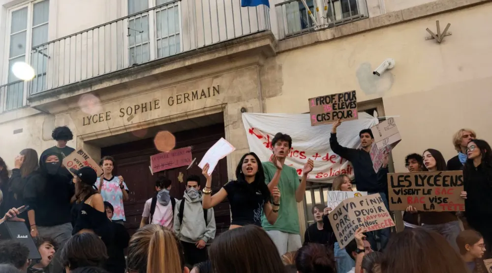 Fransız lise öğrencileri, ülke genelindeki protestolar kapsamında Sophie Germain Lisesi önünde toplanıyor (Reuters)