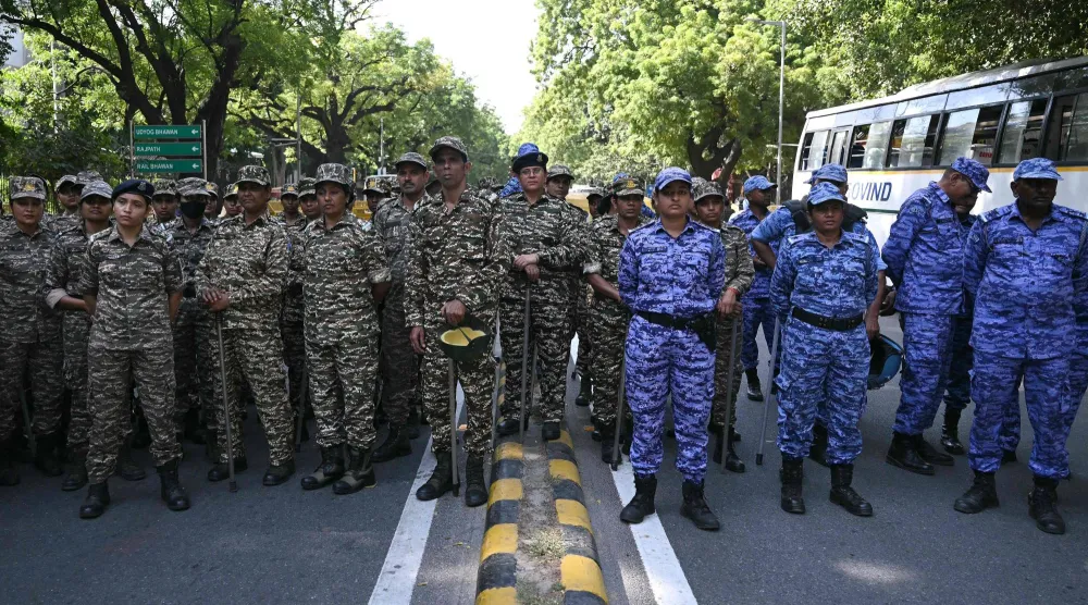 تجمّع عناصر من قوة شرطة الاحتياطي المركزي (CRPF) وقوة العمل السريع (RAF) بالقرب من مكتب لجنة الانتخابات الهندية في نيودلهي (أ.ف.ب)