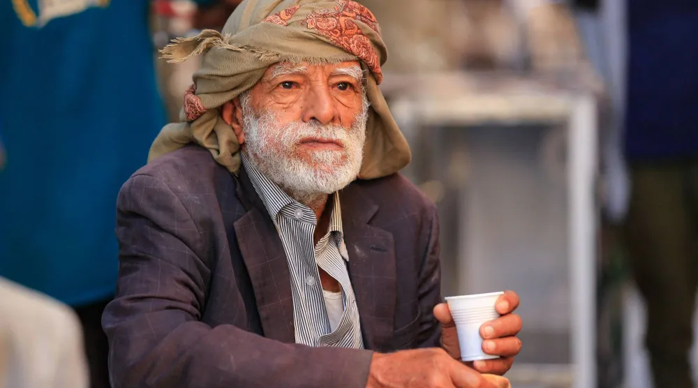 يمني يجلس في مطعم شعبي بصنعاء حيث يترقب السكان تحريرهم من القبضة الحوثية (أ.ف.ب)