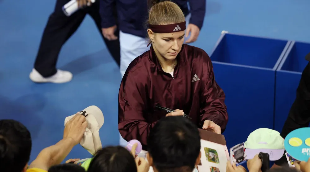 Tennis - China Open - National Tennis Center, Beijing, China - October 6, 2026 Czech Republic's Karolina Muchova signs autographs after winning her round of 16 match against Japan's Naomi Osaka REUTERS/Maxim Shemetov